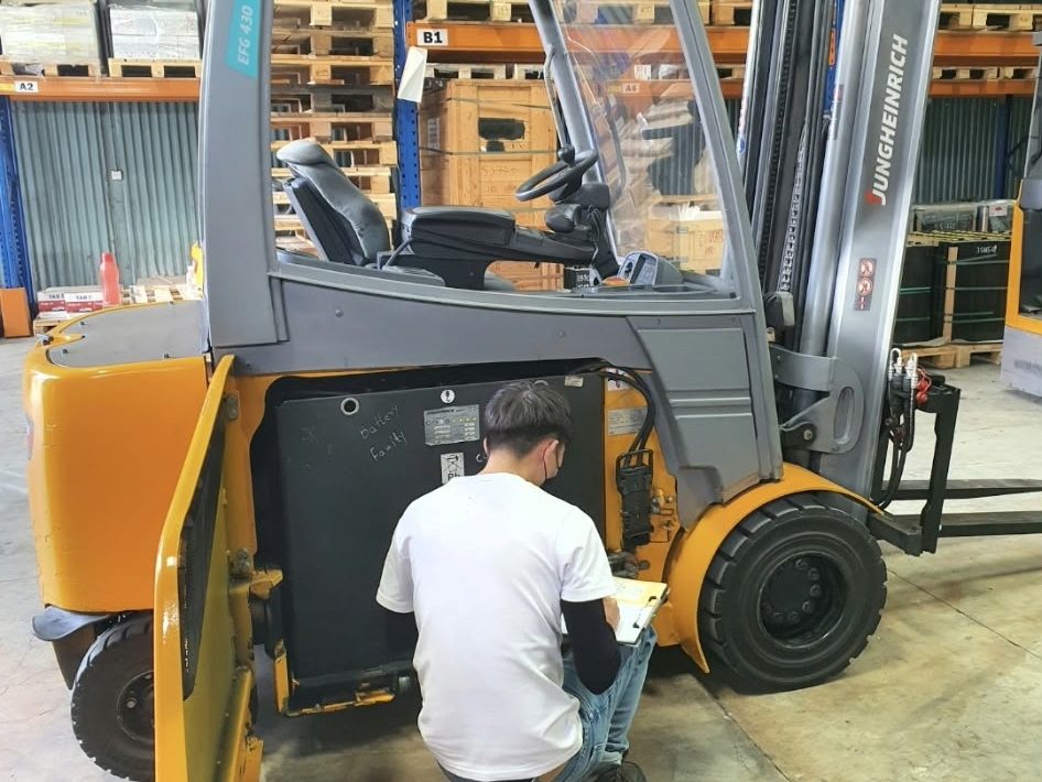 Merah technician servicing a Jungheinrich forklift on site
